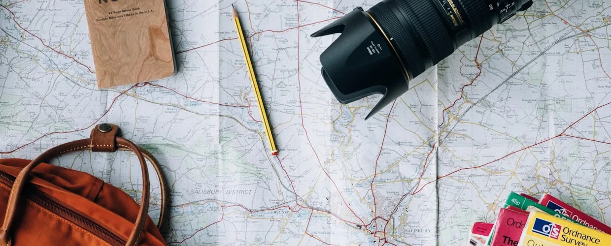 Planificacion de viaje con mapa y accesorios