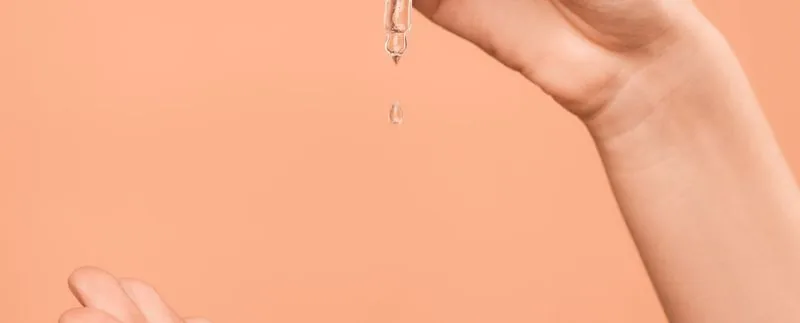 Aplicación de crema facial en rutina de cuidado